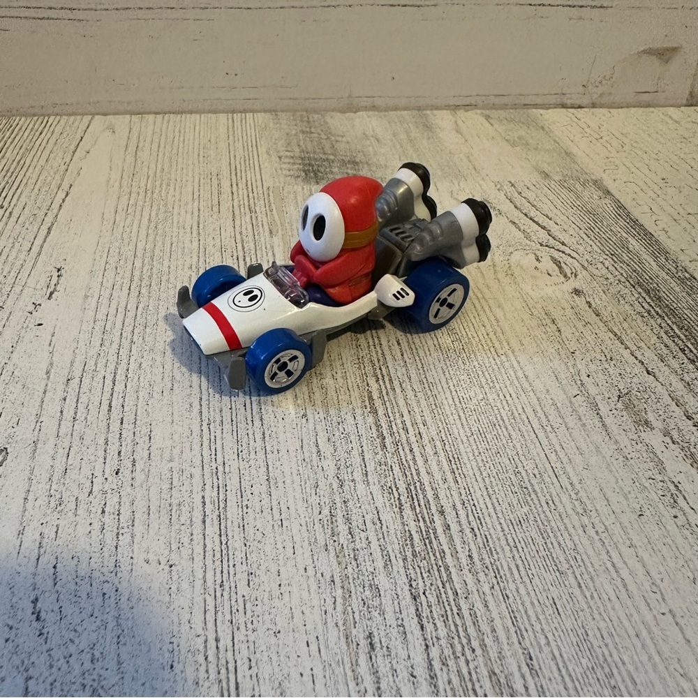 Hot Wheels Mario Kart Shy Guy B Dasher Die Cast Car Nintendo 2018 1:64